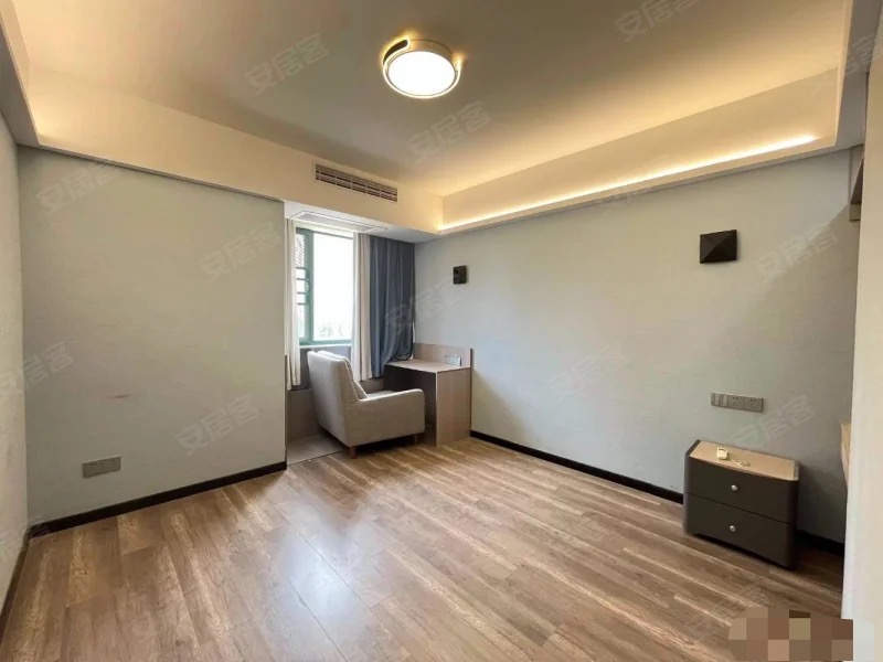 捡漏，城南新城壹号五期，小高层，两梯三户，精装3房2卫边户，单价5400+，9成新，房东诚心出售，