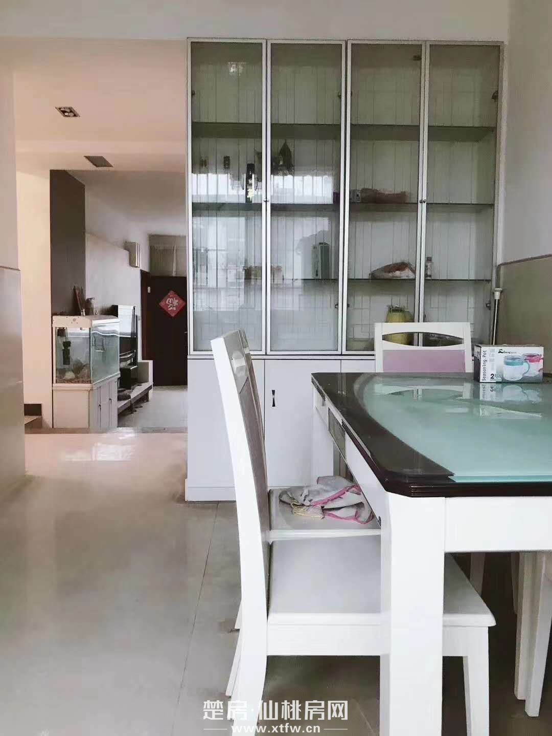 德美花苑 ，大三房两厅两卫，双大阳台，地段优，出门就是公交站菜场，实验 ，高档装修，拎包入住