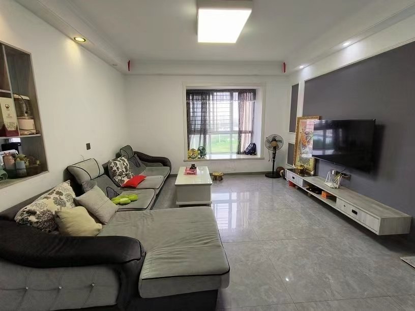 城南 都市高尔夫.精装三房两卫.电梯中间楼层.看房约