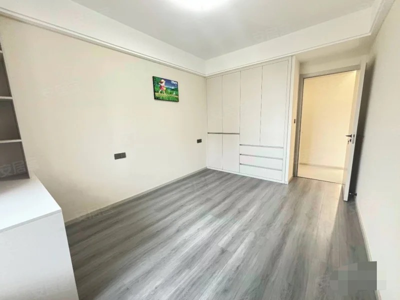 城东，次新小区，全新精装，三房两卫，边户，南北通透