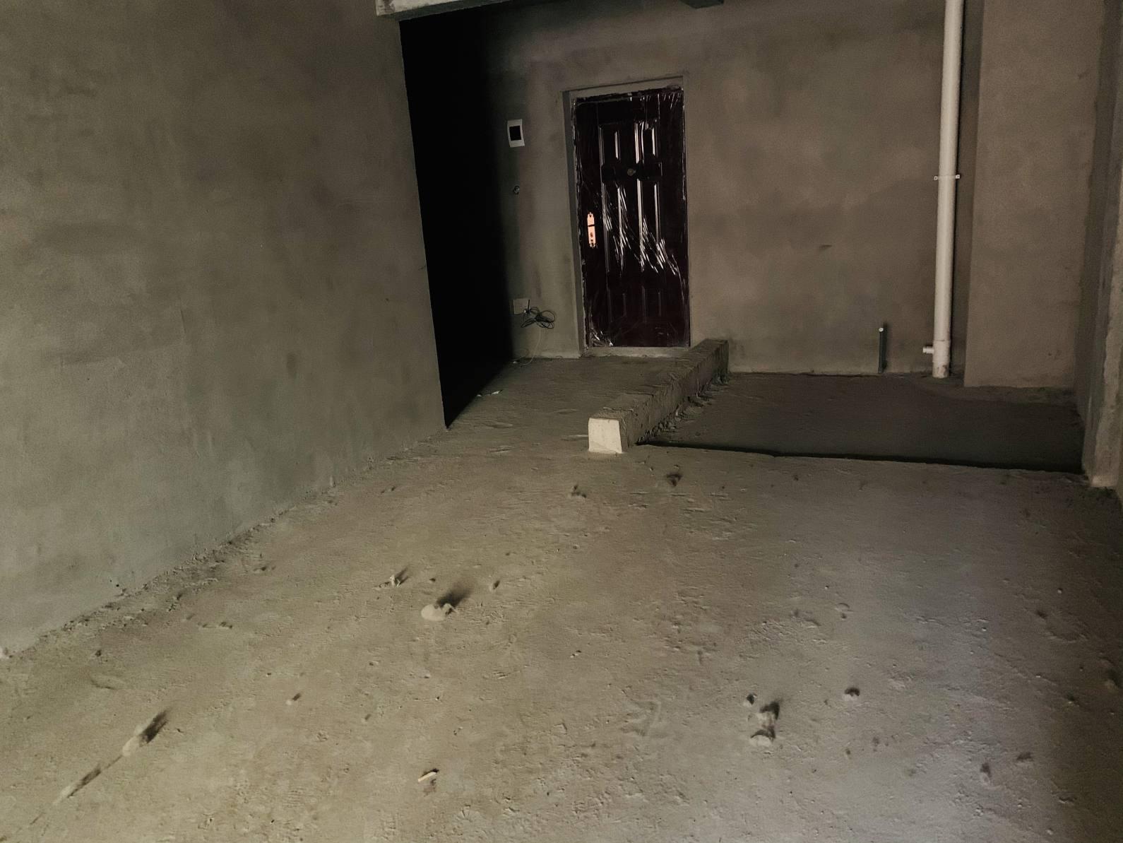 新城壹号五期，毛坯2房，67平，契税已交，不满二年