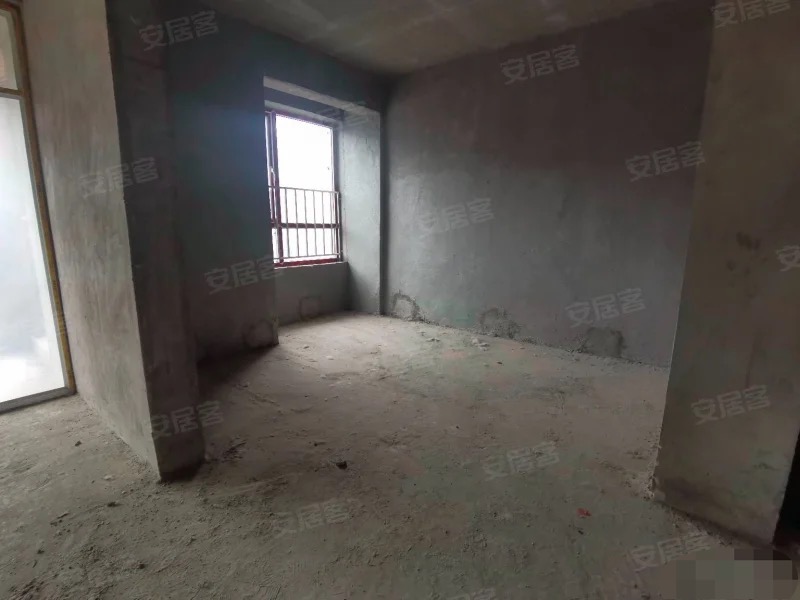 305，捡漏！捡漏！单价4700，沔阳公馆，中间楼层，两梯三户，证件满二