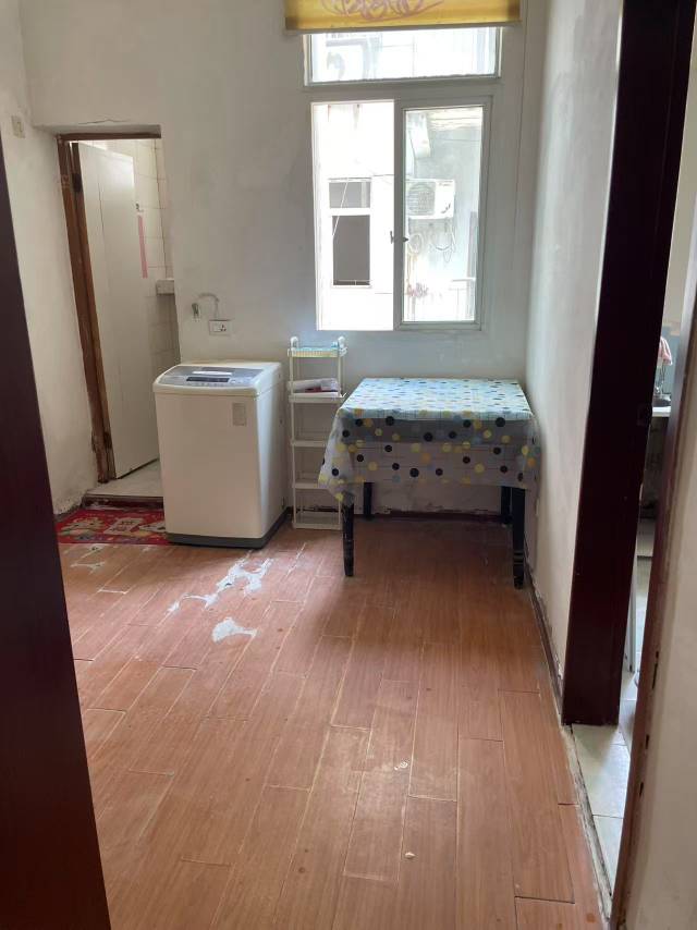 近商城，大新路X校与沔州X校中间