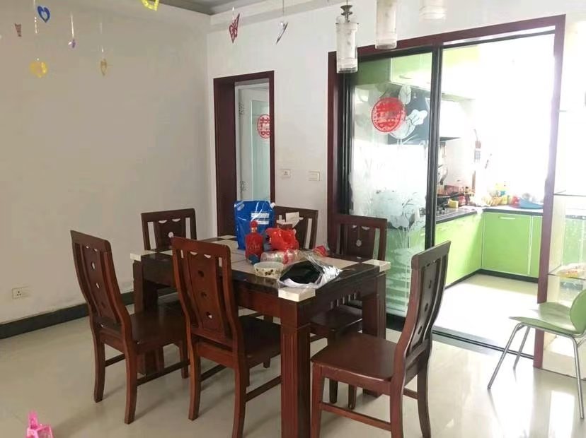 捡漏，新天地广场旁，步梯三楼，精装三房两卫，楼龄新，三十几万