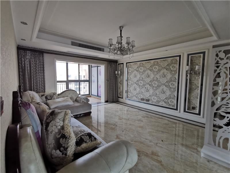 满庭春全屋订制精装修，湖景大四房只卖毛坯价，户型方正采光 