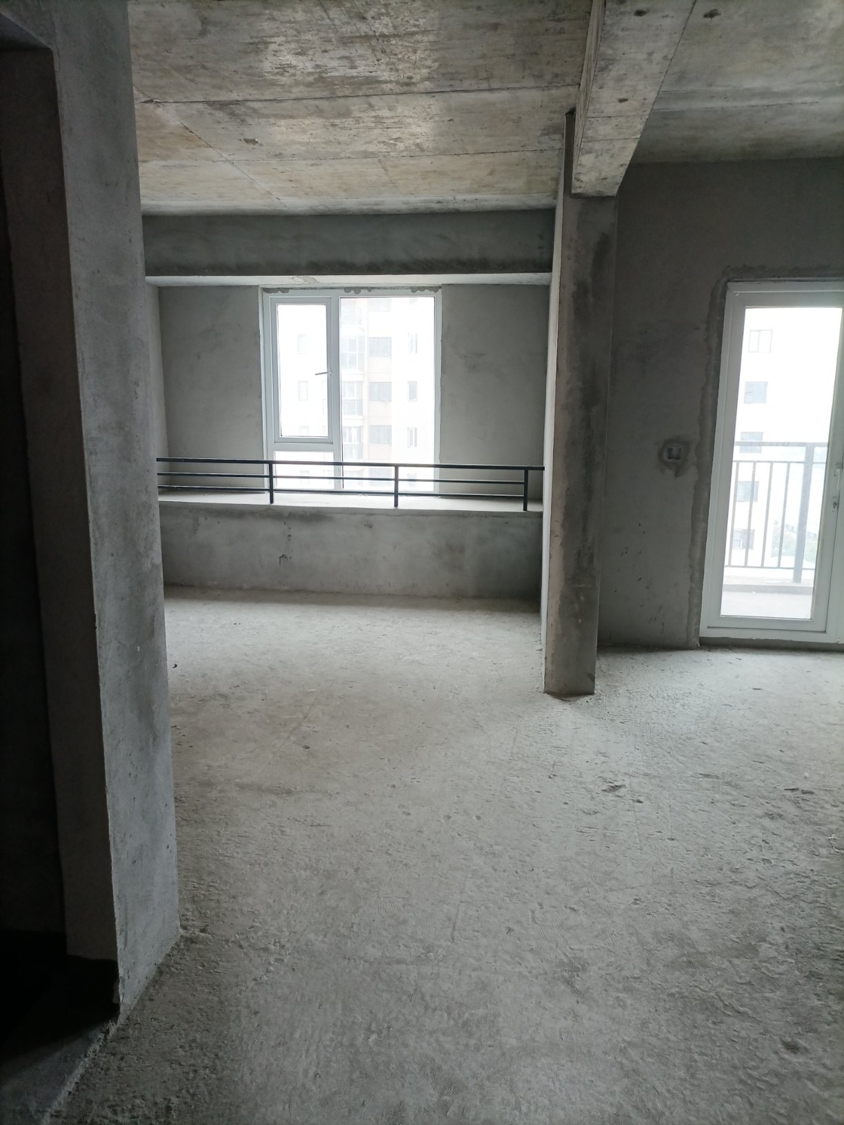 满庭春毛坯两房，证满两年。