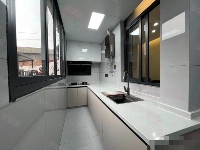 354，带50平院子，四中旁边，步梯1楼，全新9.9成新，精装4房2卫，非常适合养老