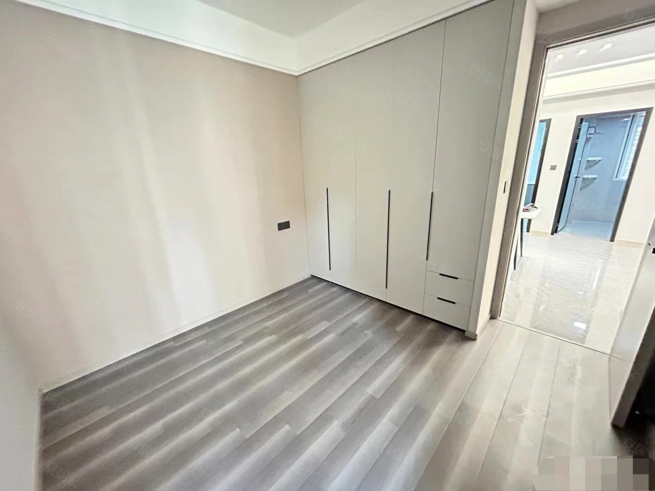 捡漏了，城南森林国际，电梯10楼，全新精装三房，下楼就是新二中二小，证满二