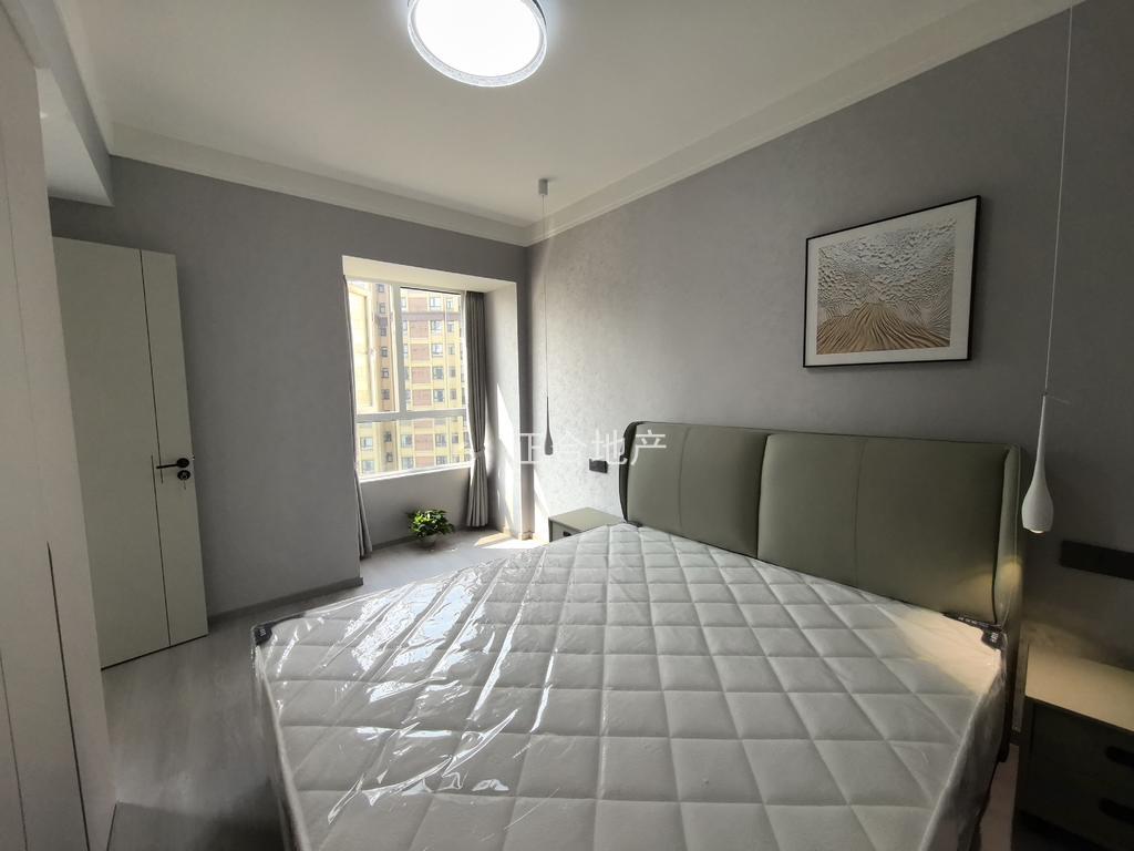 仙桃一中对面，和合国际五期，精装三房，全新装修，拎包入住，老证，人车分流