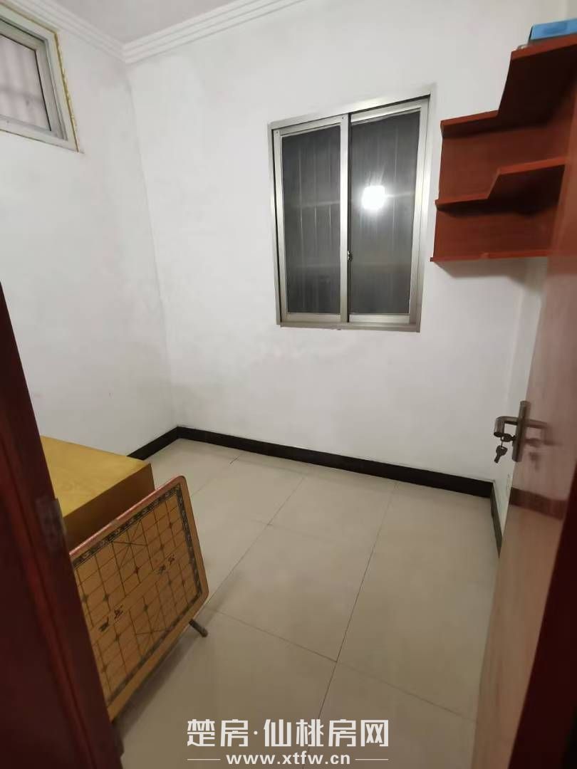 康湾路三室一厅2楼