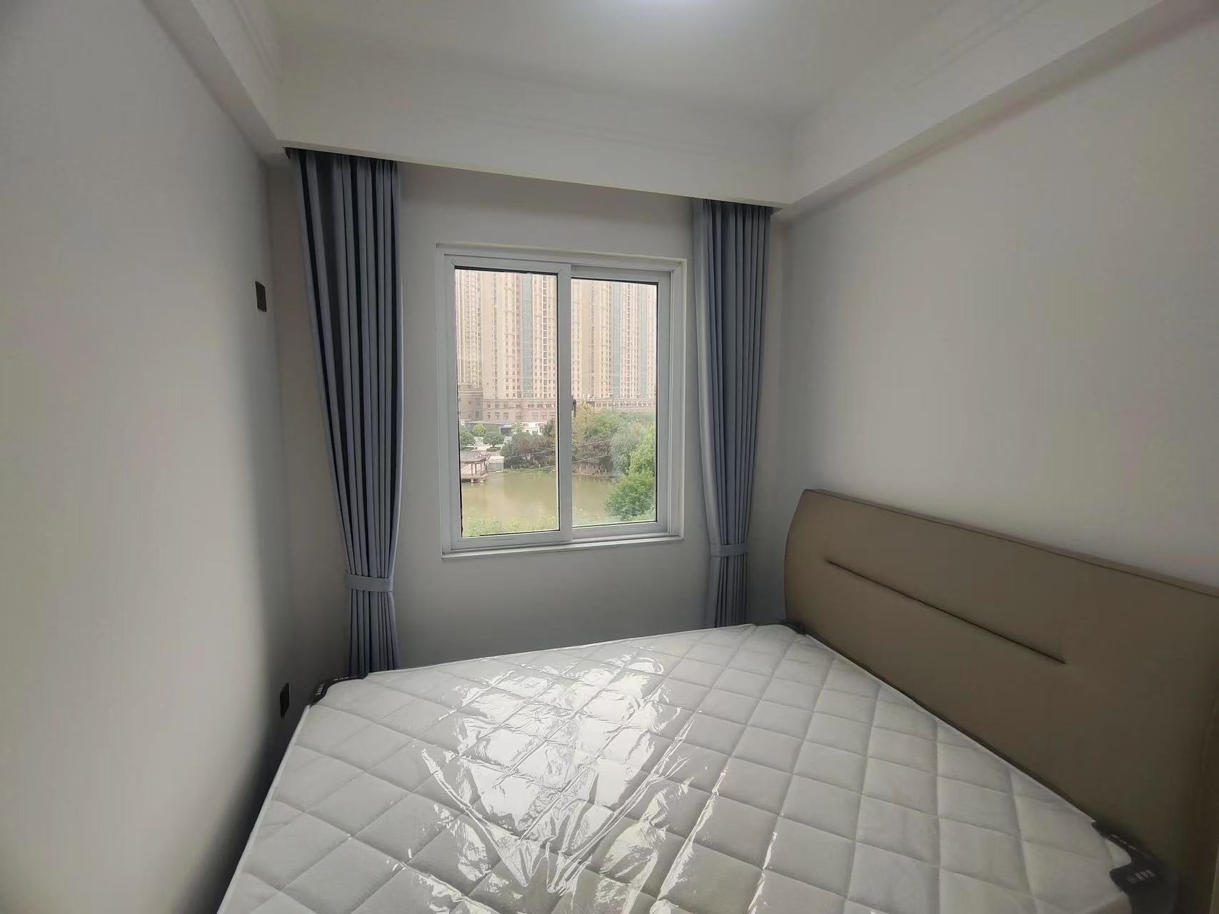 城南，城市丽景湖景房，电梯好楼层，单价5200，全新精装三房二卫，证满二