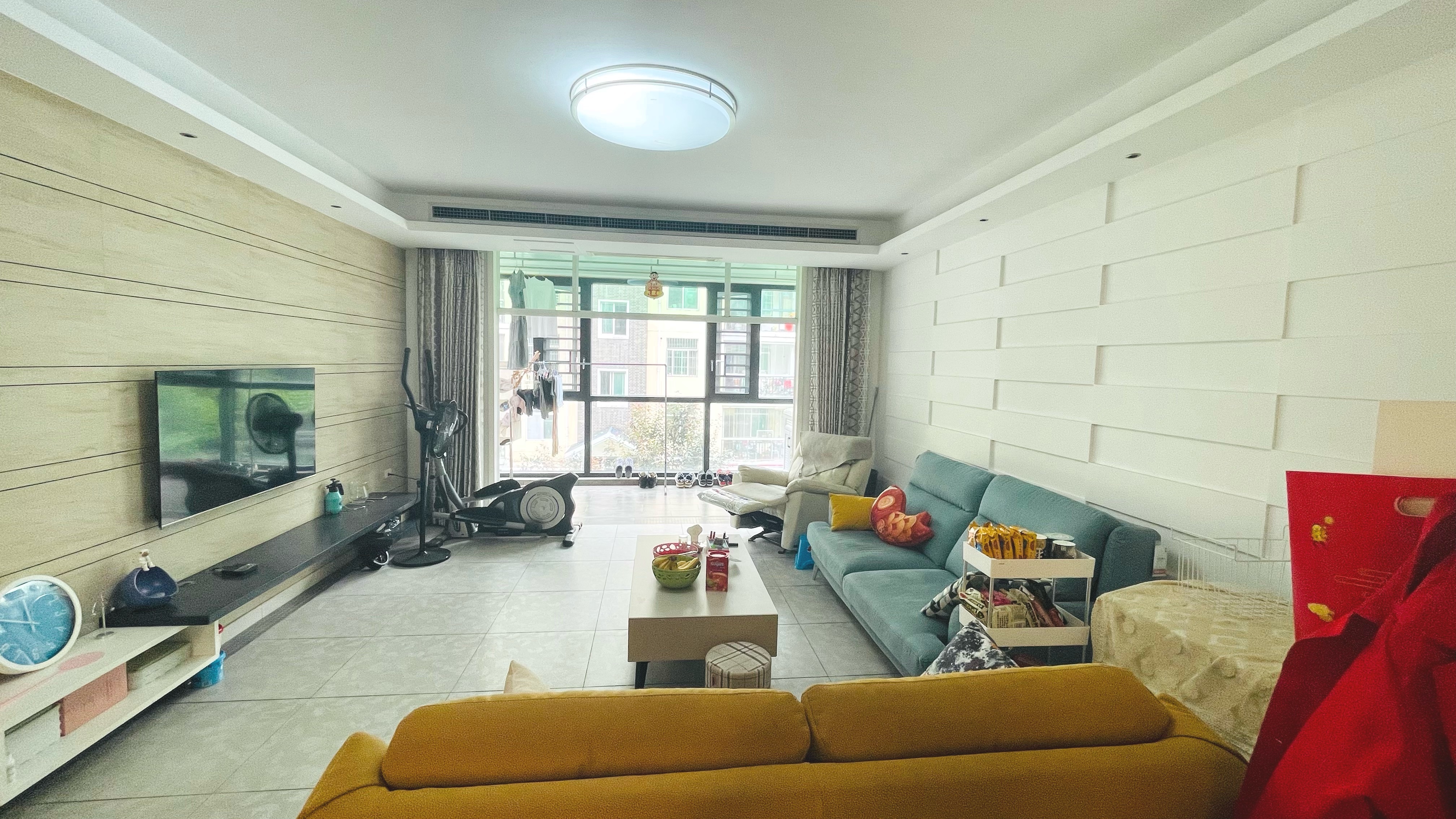 仙桃一中旁，大边户，全屋暖气片，品牌家具家电，带一个车库，好停车，