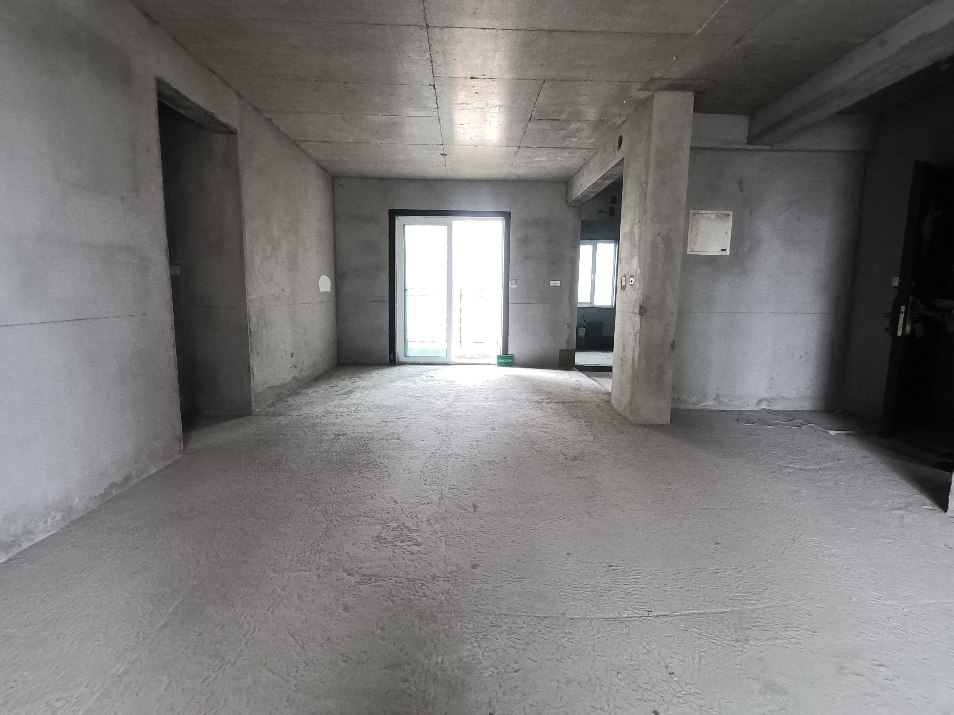 碧桂园   电梯大平层   五室两厅三卫   南北通透双阳台    带车位一起卖  证件在手