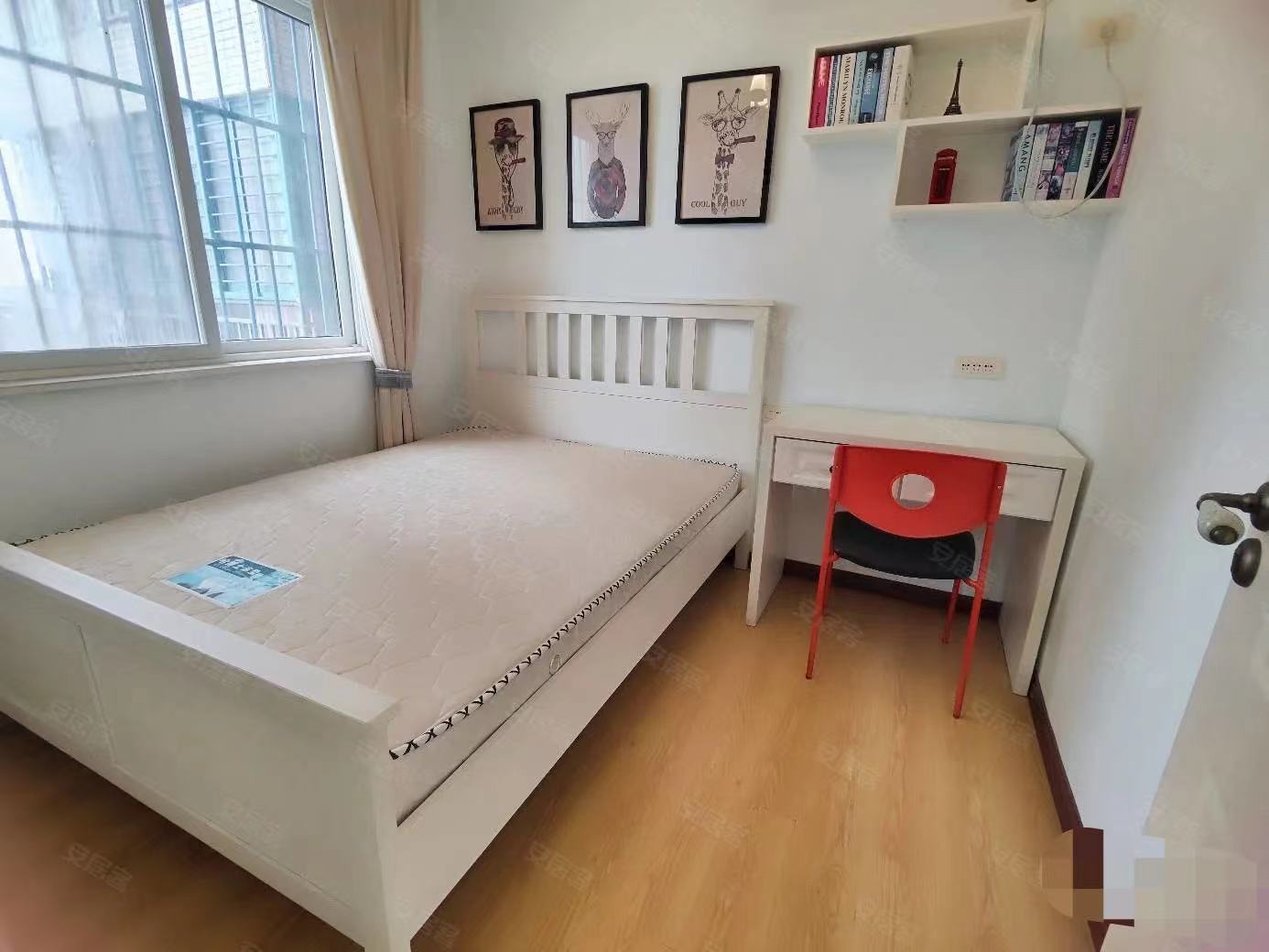 55，房东亏本出，一中正对面，精装2房，保养新，证满二