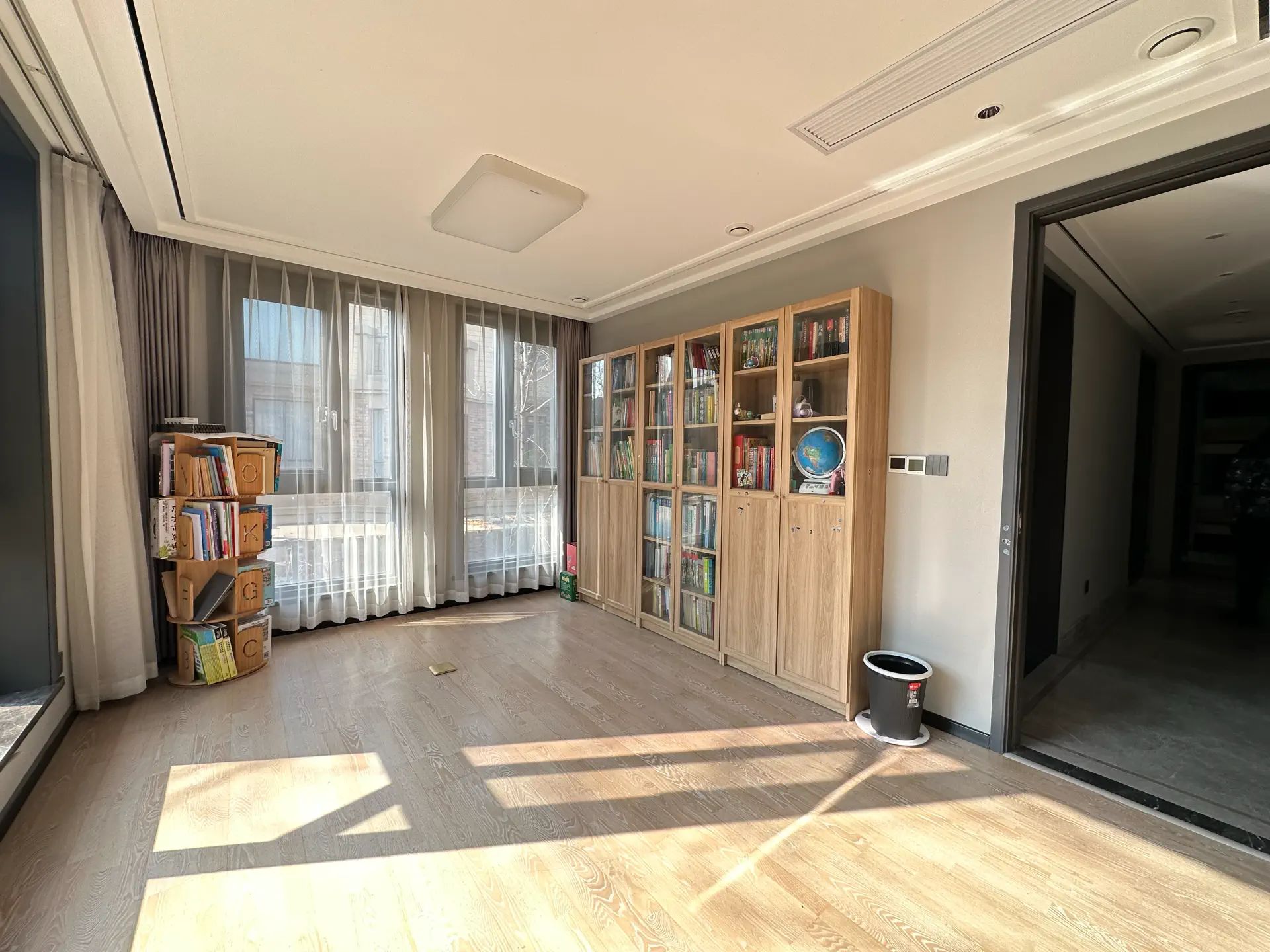 亏本出，绿地，‬别墅，边‮带户‬大院子，成色新，拎包入住