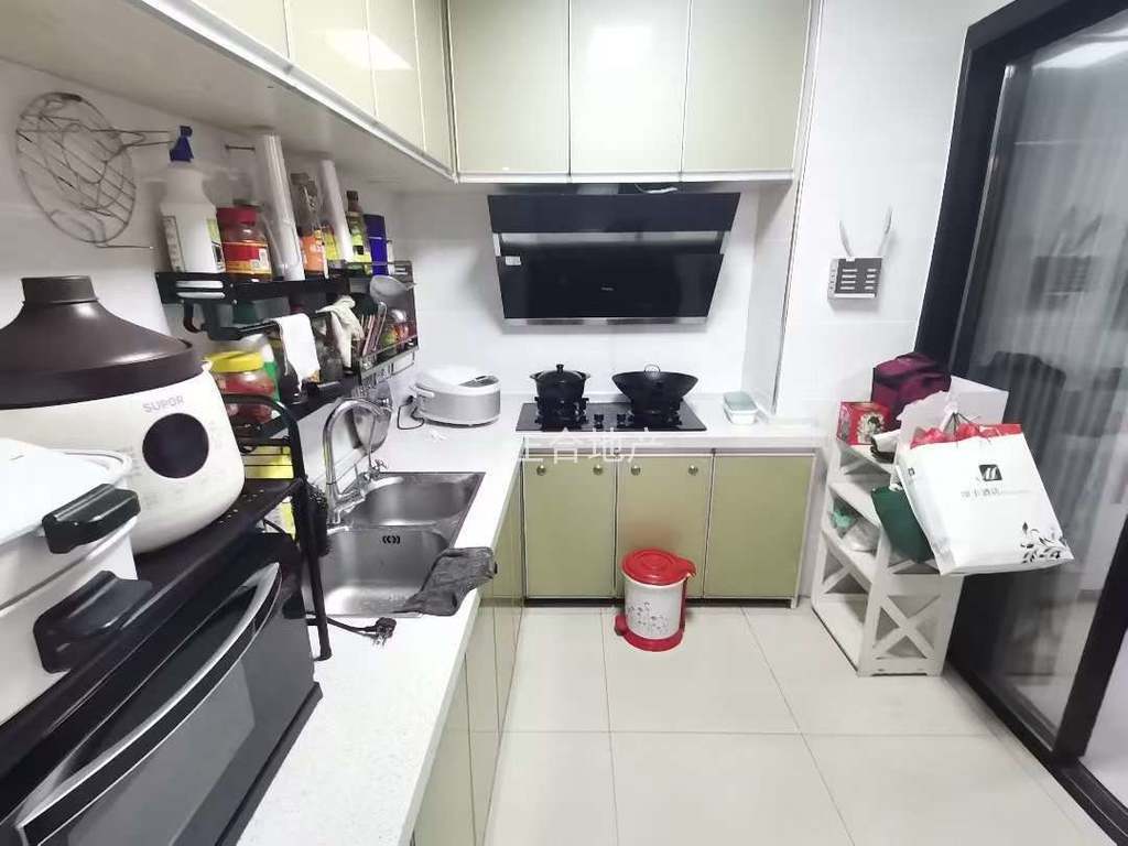 一中对面，翰林公馆，精装三房两卫，证满二，好楼层家具家电全送看中再谈