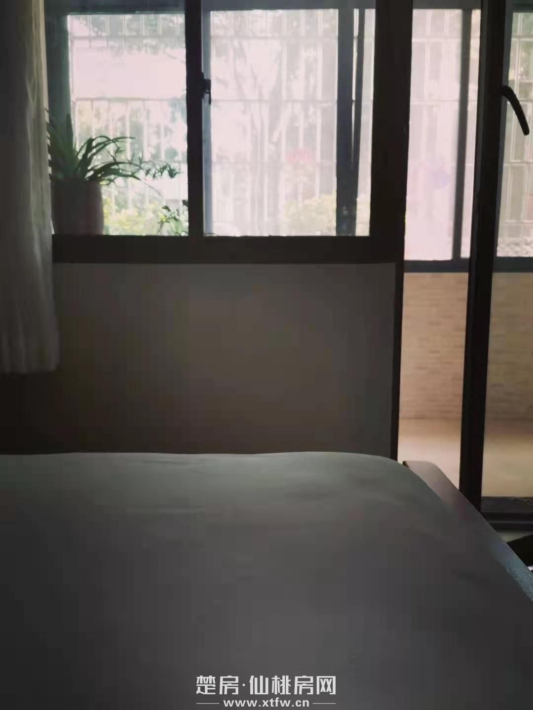 户型：三室一厅一卫一厨实用面积：70平方米：三五 到商城、菜场、中 ，优越 房