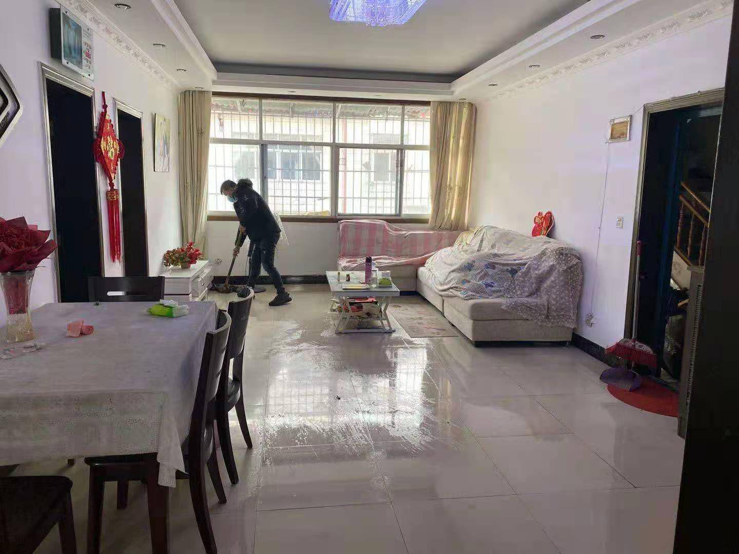 地富小区36万元104㎡3室2厅2卫，小区停车方便！