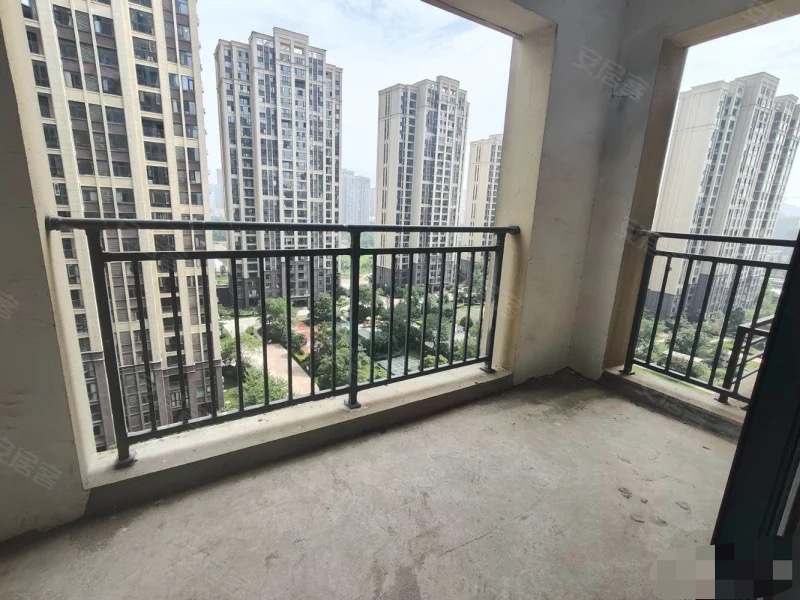 诚心出售，城南，蓝天新城边户， 中间楼层， 带车位，证件满二