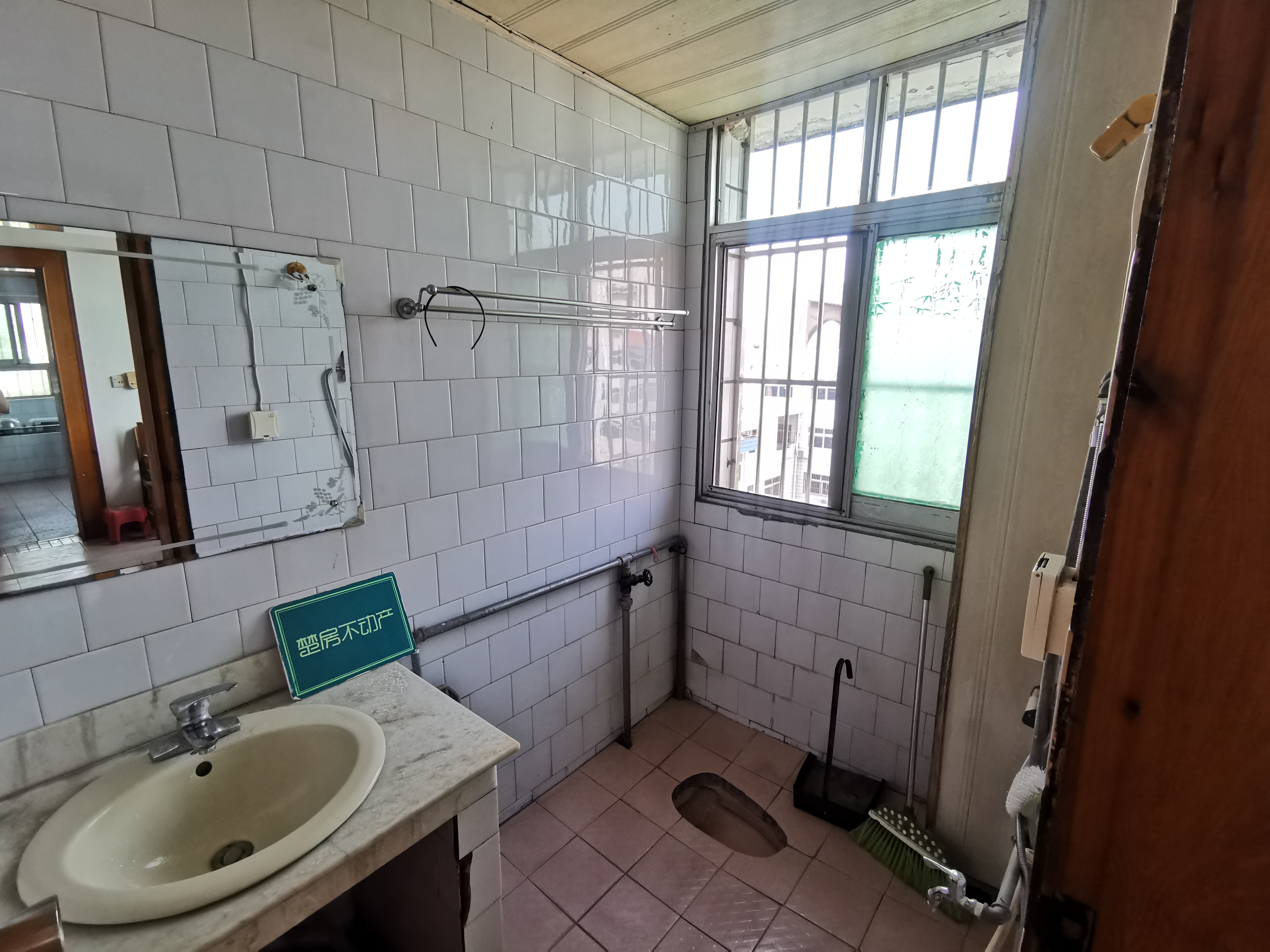 汉江酒店旁人民银行宿舍三室两厅地理位置位置优越三面采光实际面积大看房方便价格可谈