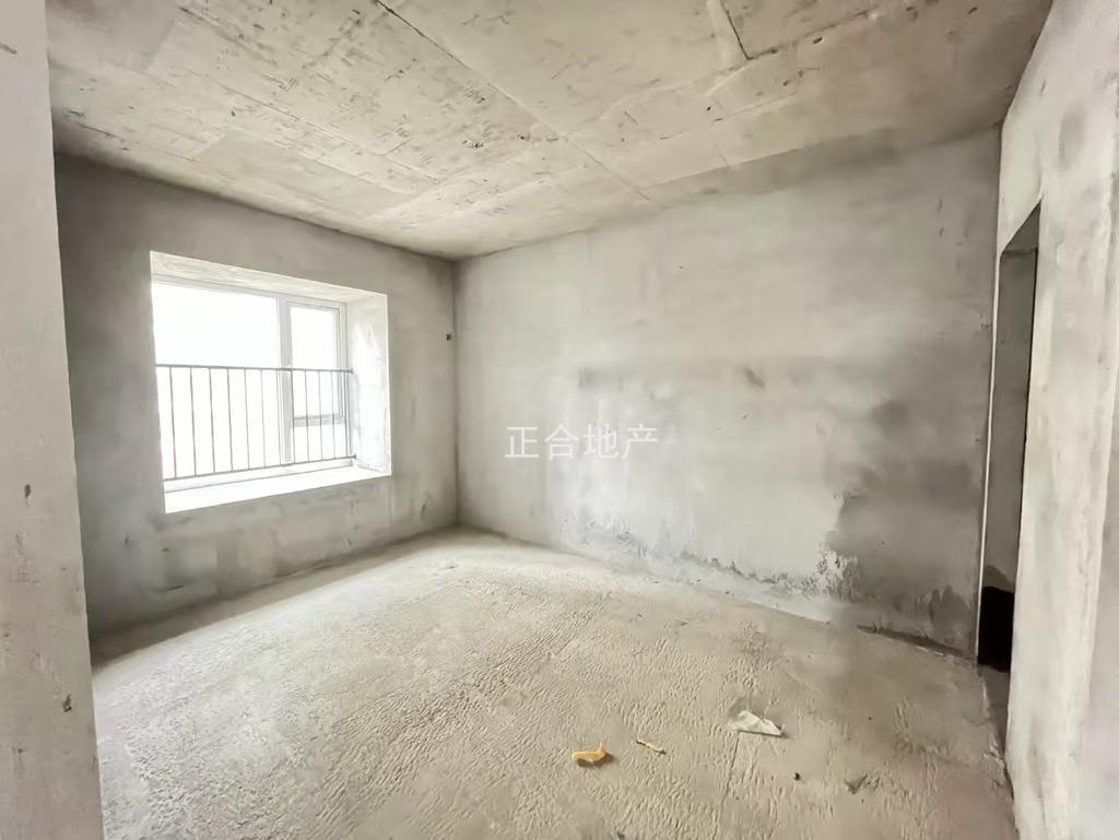 蓝天花园，125平边户，中间楼层