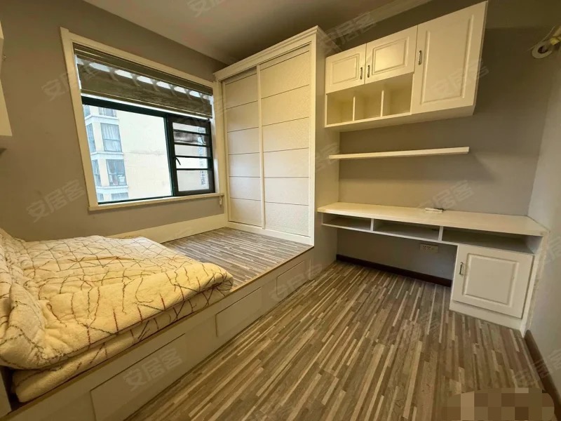 城南，​新‮电，街‬梯好楼层16楼，精装大三房，单价5200+，证满二