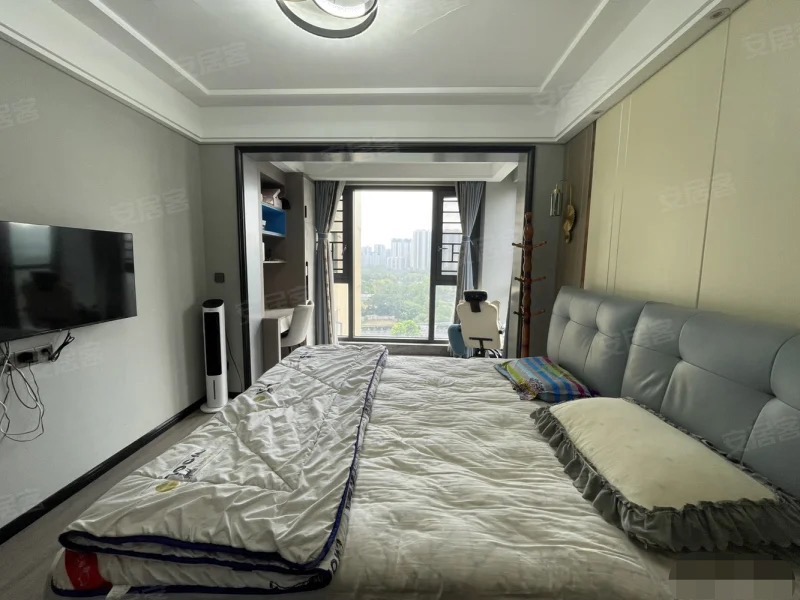 捡漏，急售，新城壹号•四期，湖景房，精装三房，好楼层。证满二