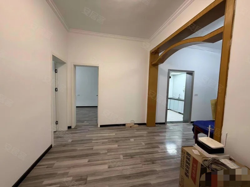 391，环球广场对面 ，步梯好楼层 三楼， 老证 ，三开间朝南， 精装四房  大院子好停车