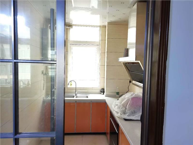 品质小区中央华府，精装三房，城西出售！95平，63万看房方便