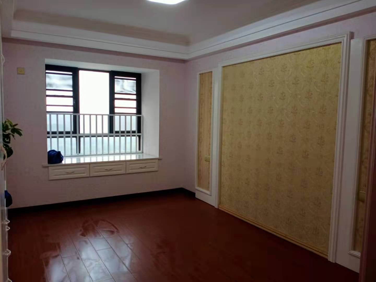 元泰未来城三中旁边，社区成熟，广场交通非常方便，小区环境优美