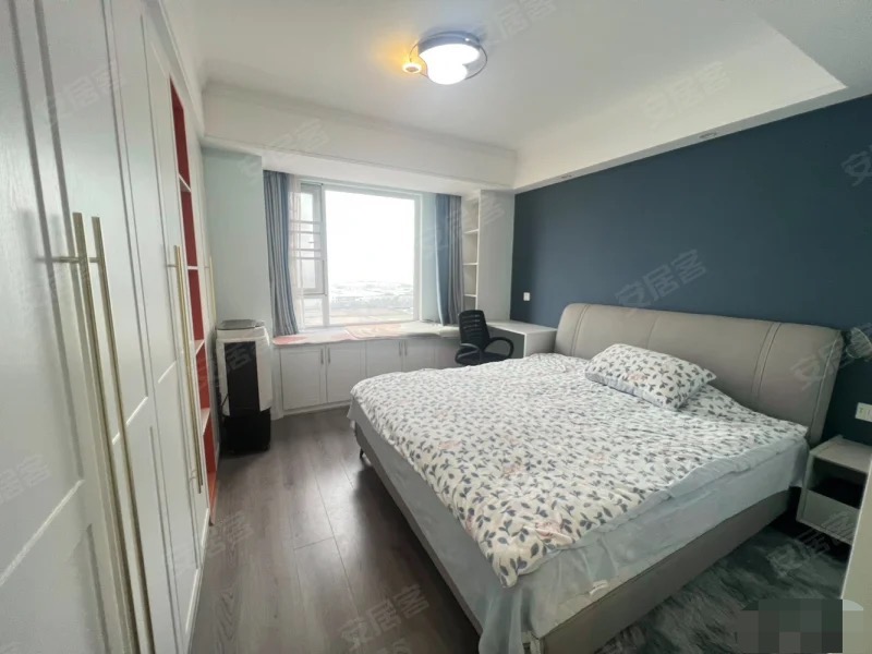 满庭春六期，边户好楼层，精装四房，保养成色9.9新，南北通透，全屋中央空调，拎包入住，证满二