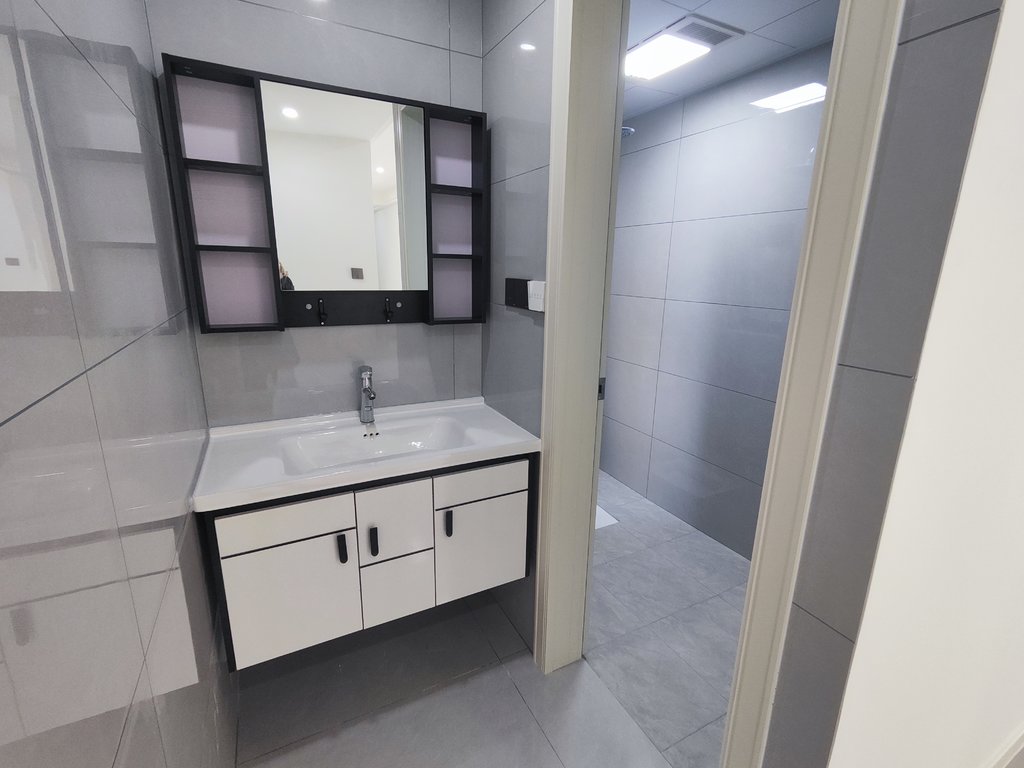 锦绣江山.全新精装三房.南北通透.看房方便