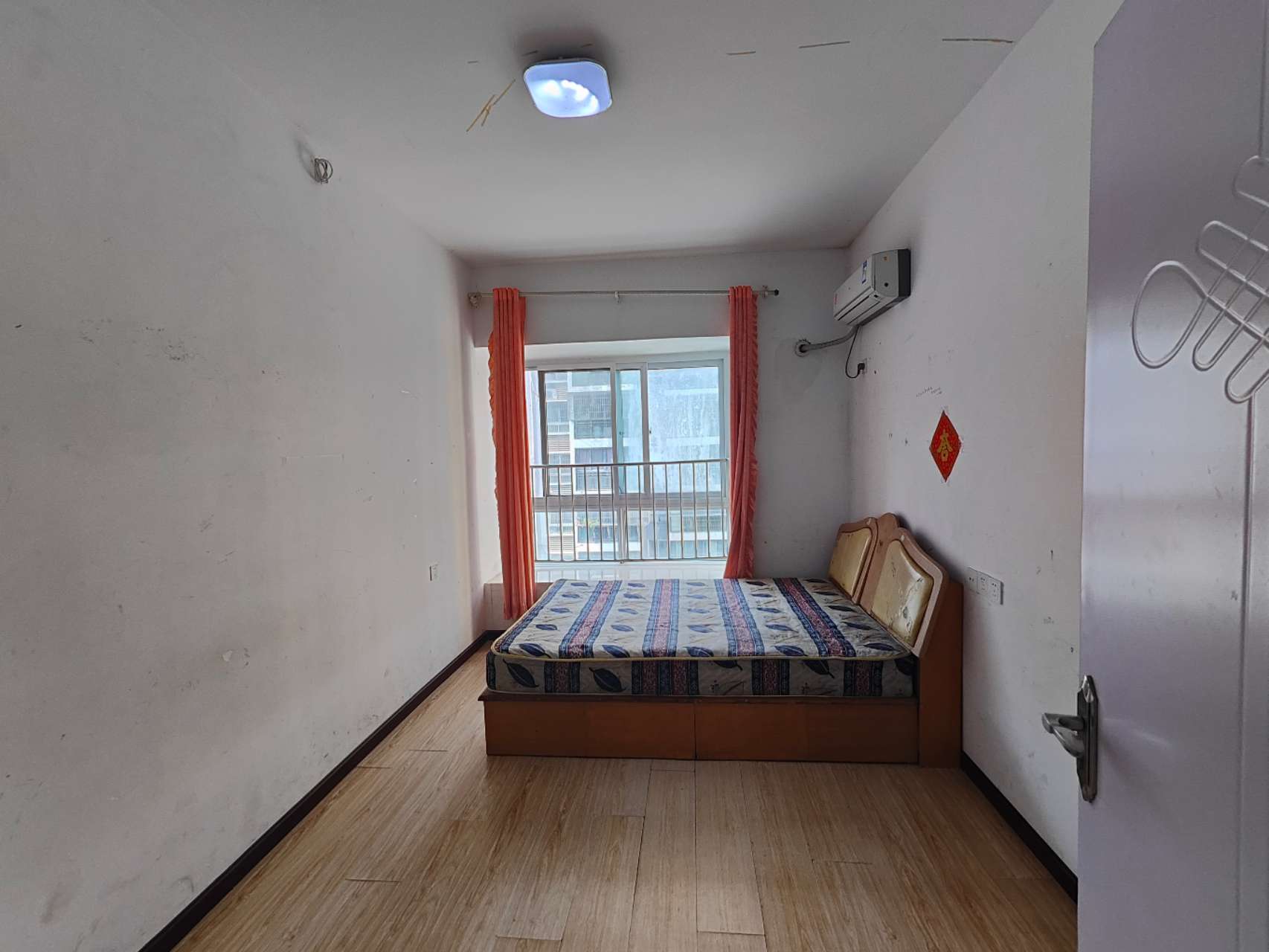 买它准没错了，东边50米三中，西边100米惠优谷幼儿园，往北300米沔小！汉江景苑小高层非常稀缺的精装三房两卫，