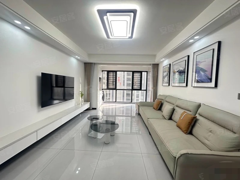 268？吾悦广场旁，蓝天新城， 全新装修，精装3房 ，送地下车位 ，中间好楼层，证满两年