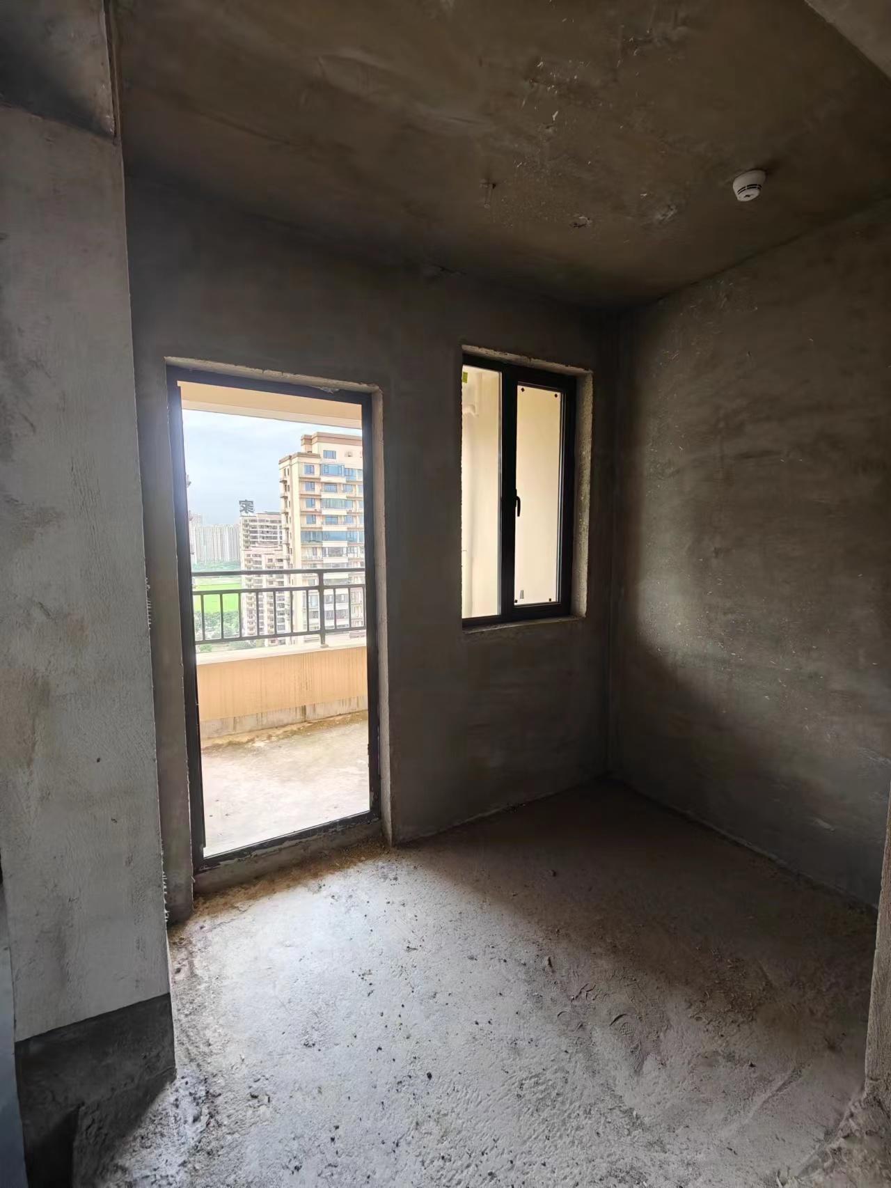 环球广场3室2厅2卫中高楼层110平米单价4000元优价出售，证件满2年