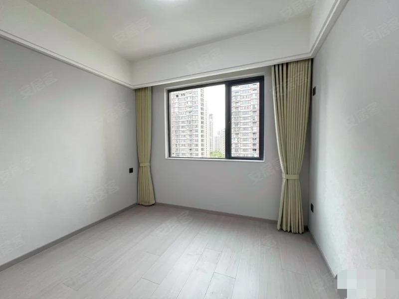 城南，吾悦广场旁，金台花园，电梯10楼，全新精装三房两卫