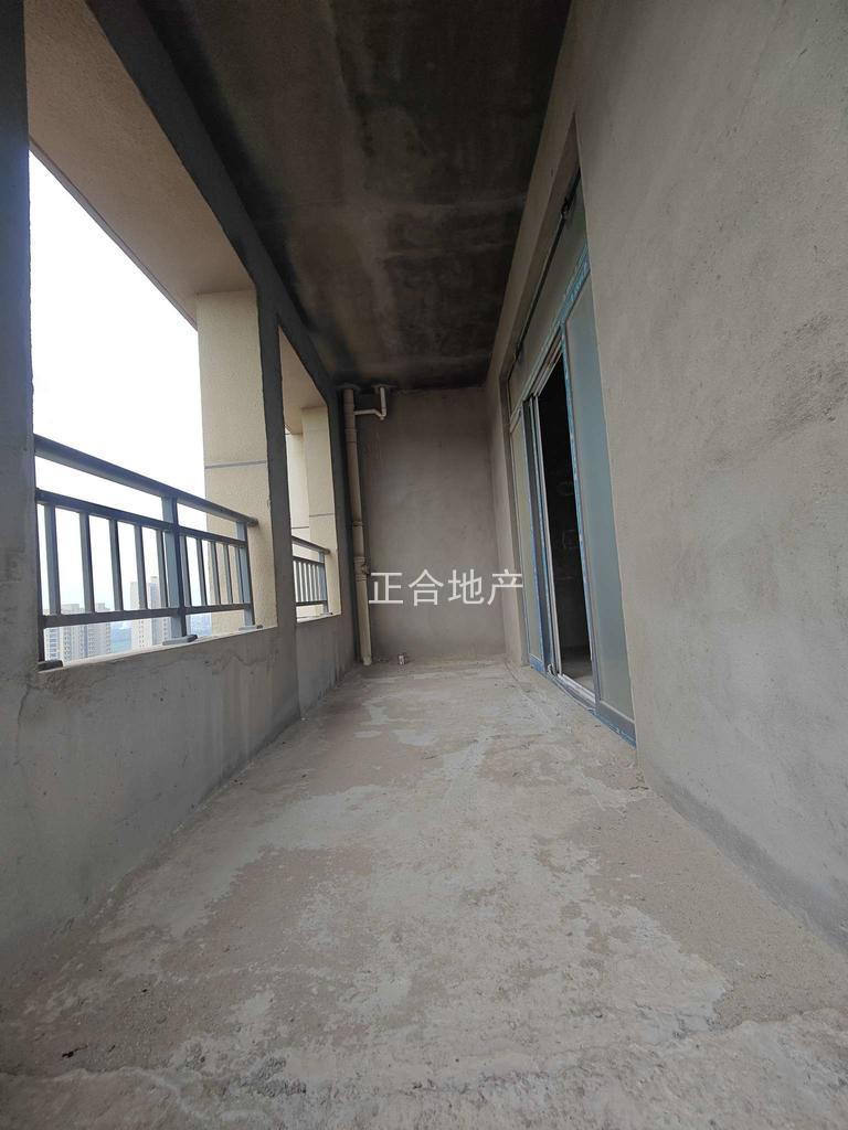 城南，新三中旁，元泰未来城，超大转角阳台，大平层，单价4800，送车位一梯一户,