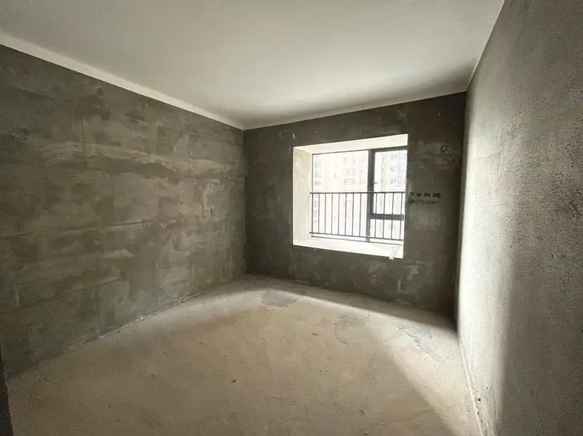 捡漏，森林国际翡冷翠，户型方正，毛坯三房，证满二