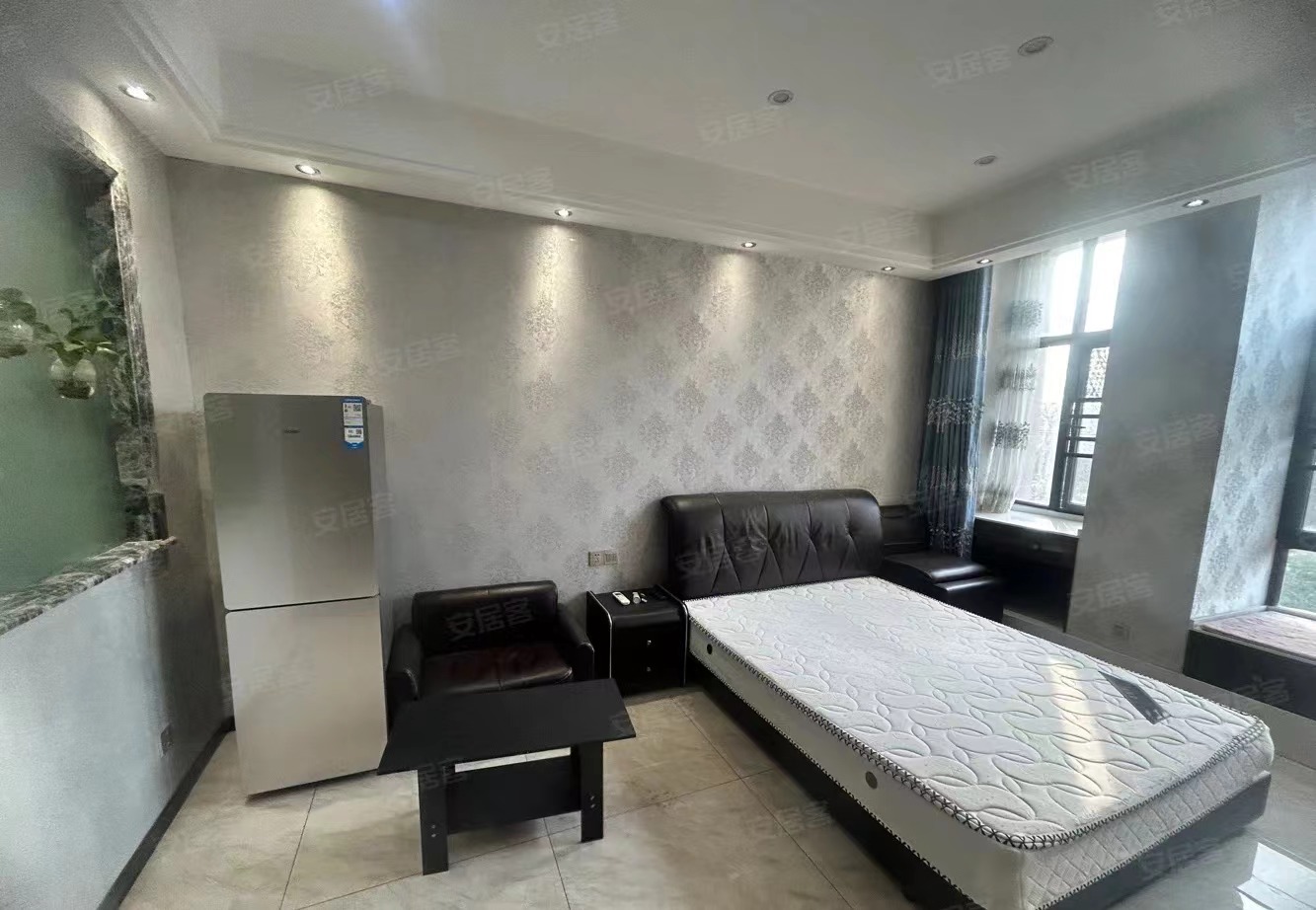 65，一中附近，16万包过户，电梯单间，拎包入住