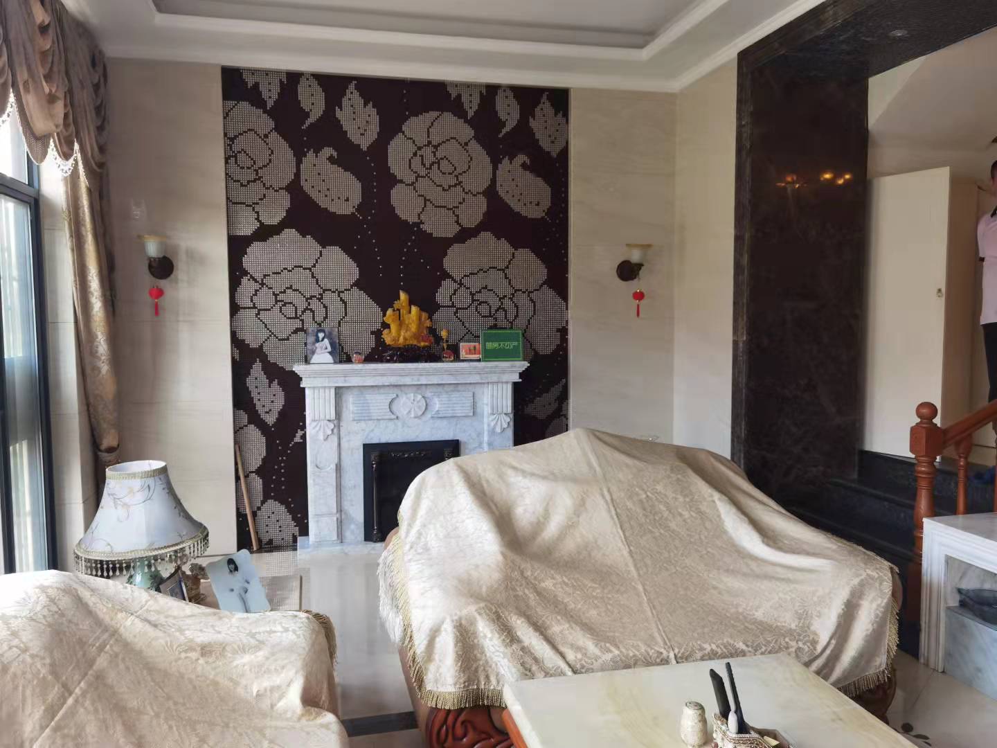 西郊庄园乡野别墅乡村花园壕装联排别墅，一线水景，装修花了100多，养花养草可钓鱼