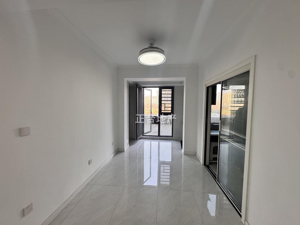 城南，​蓝天新城，带大露台，精装三房，单价5700，证满二，采光好