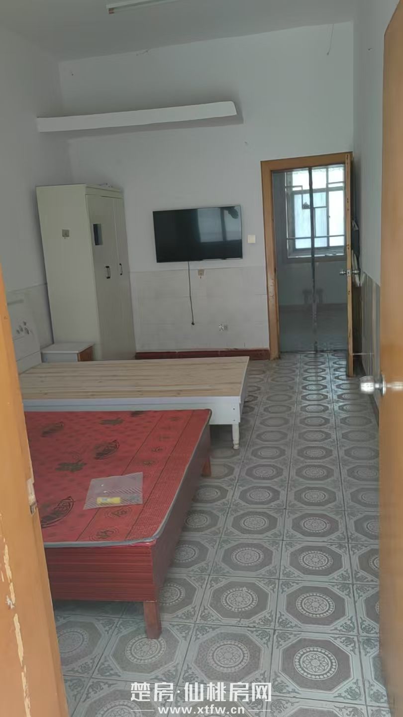 大新路小校陪读房一楼带院出租