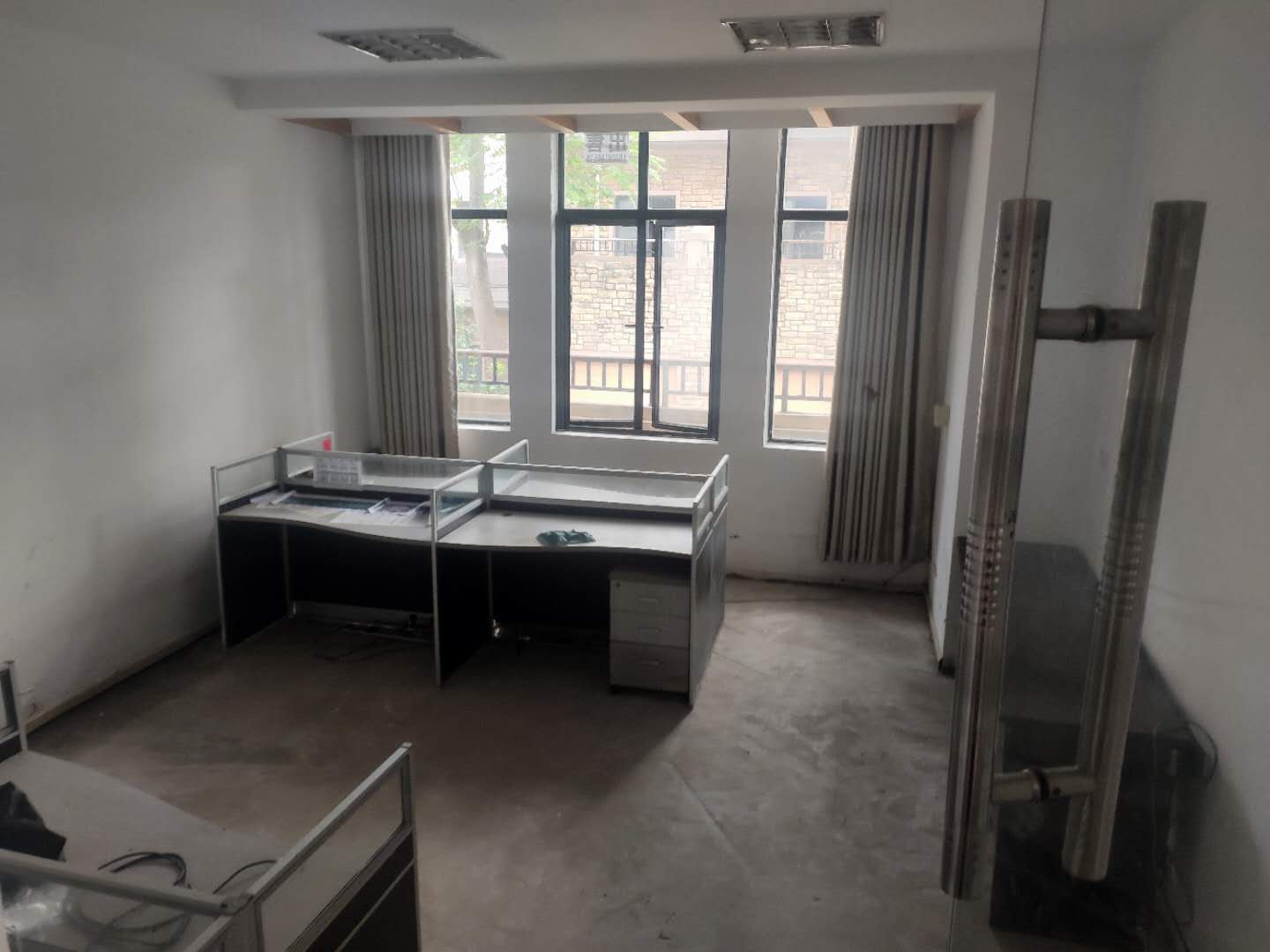 绿地尚城联排别墅边户户型基本属于毛坯买来自己想怎么装修都行业主诚心出售