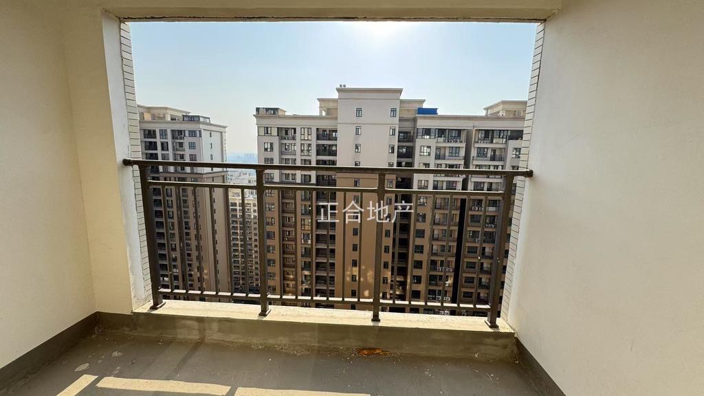 业主诚心出售，城南沔阳天泽园，毛坯三房，单价4260，电梯好楼层，南北通透