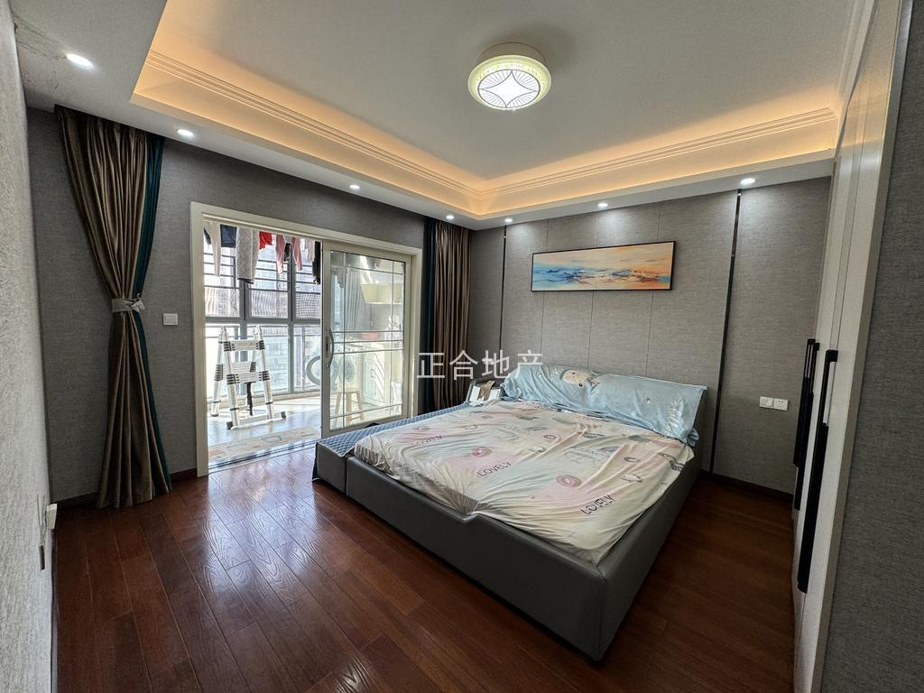 急售，豪装复式楼，中央华府，精装五房，送个阳光房，9成新，电梯小高层