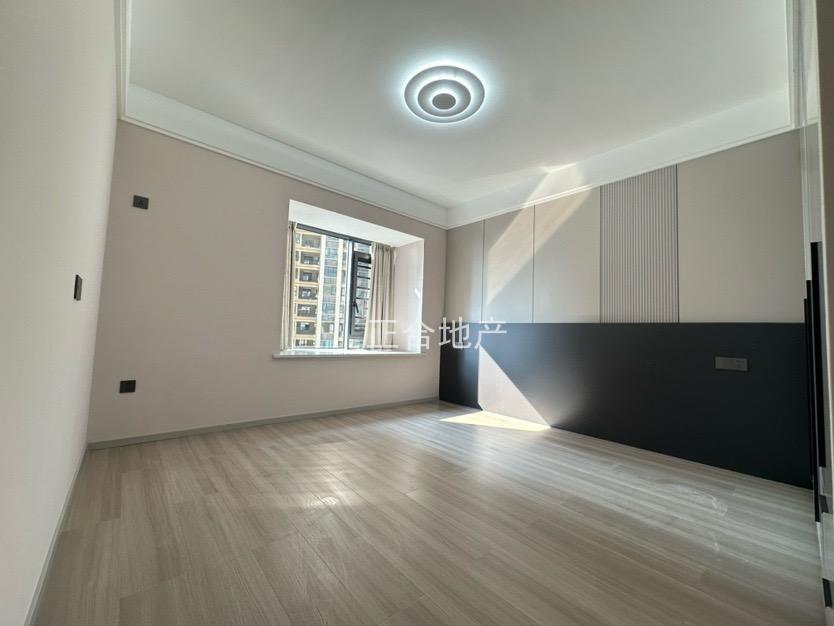 ​城南，御湖世家，电梯15楼，证满二​，全新精装三房，边户，送车位，好楼层