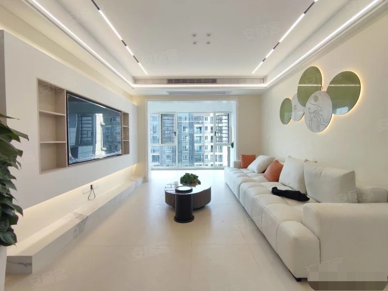 银湖城，全新装修，精装三房二卫，证件满二，单价5200，南北双阳台，中间楼层