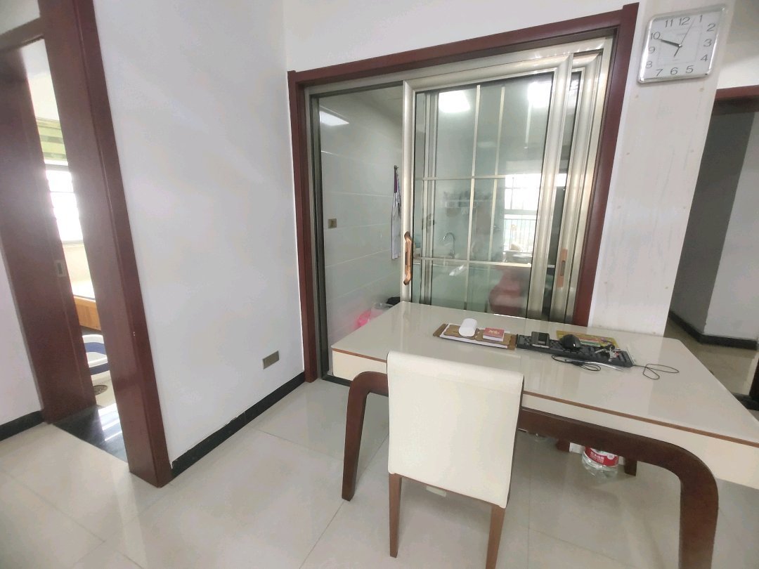 上苑一品3室2厅精装修保养完好家具家电全配优价出租！