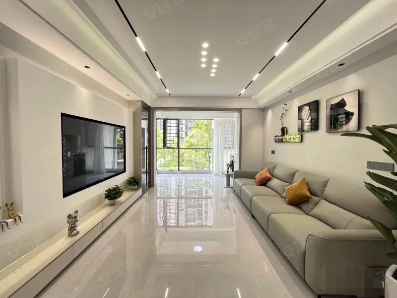 降价了，诚心出售，风和日丽，带车位，精装四房，南北双阳台，采光好