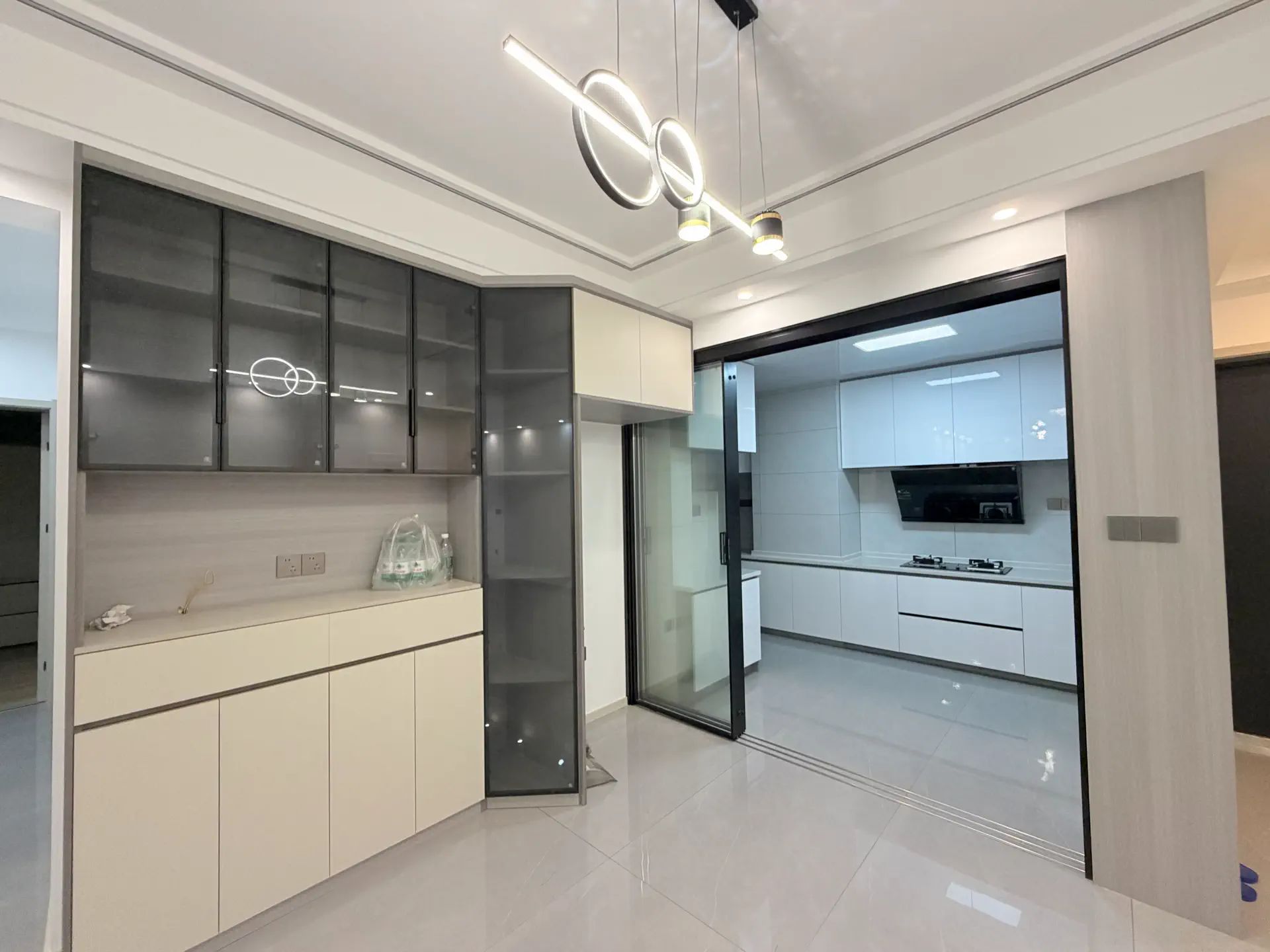 诚心出售，城南，南国明珠，‮主业‬自装，精装‮房三‬两卫，证满二